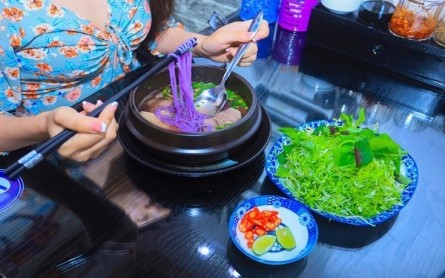 Bún bò tím Đà Lạt: Món ăn độc đáo khiến thực khách ngạc nhiên và thích thú.