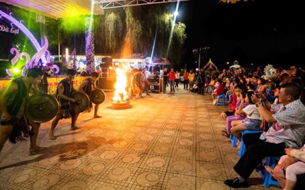 Vườn hoa Đà Lạt rực rỡ sắc màu, mở cửa đón khách tham quan ban đêm