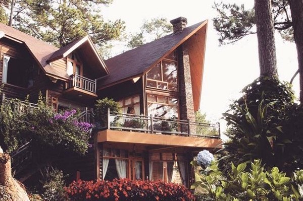 Những căn nhà gỗ nằm trên triền đồi