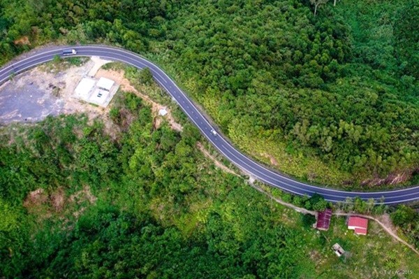 Đèo Khánh Lê uốn lượn mềm mại.
