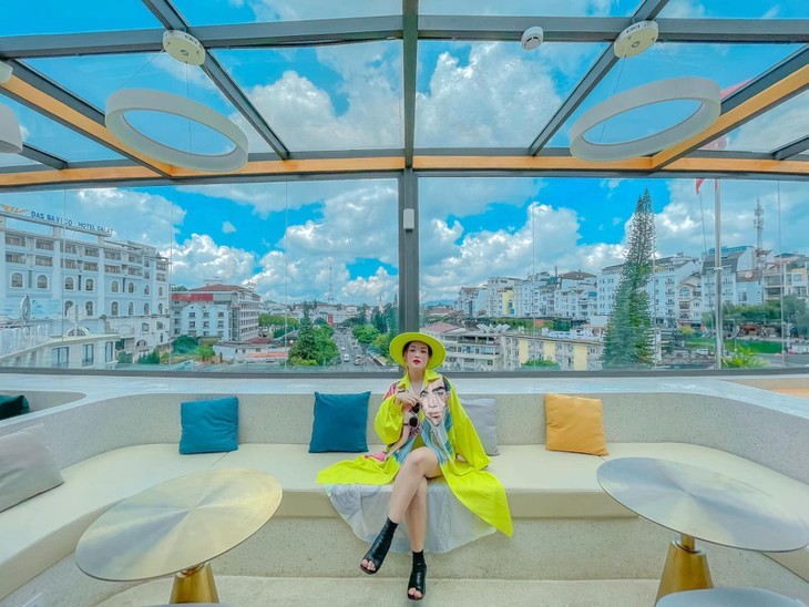 chụp ảnh với view thành phố Đà Lạt
