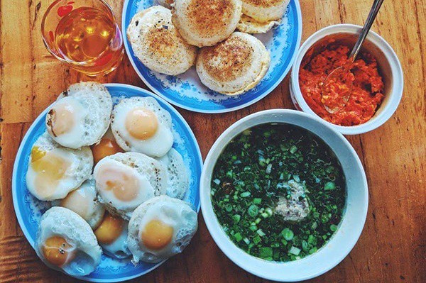 Bánh căn trứng cút lòng đào: ngon!