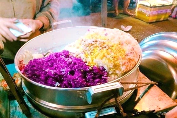 Gánh hàng của cô mở từ tờ mờ sáng