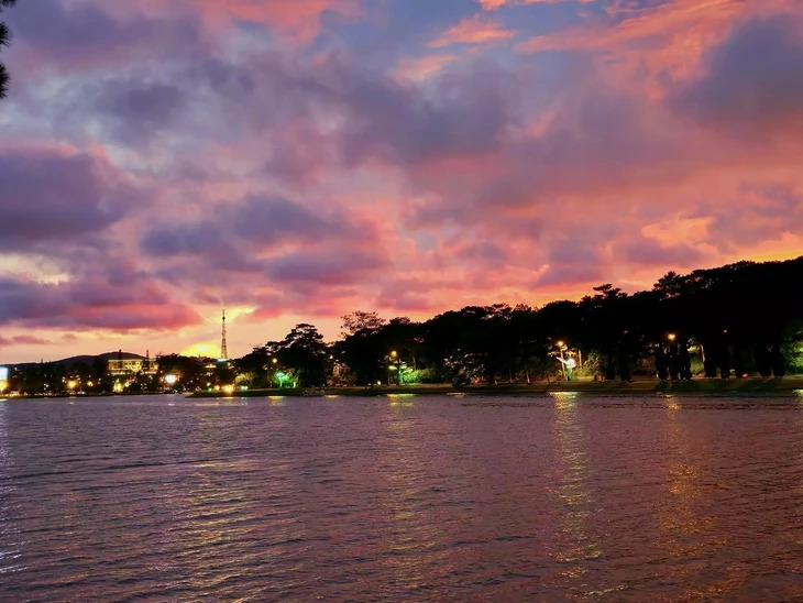 Hoàng hôn Đà Lạt bên hồ Xuân Hương