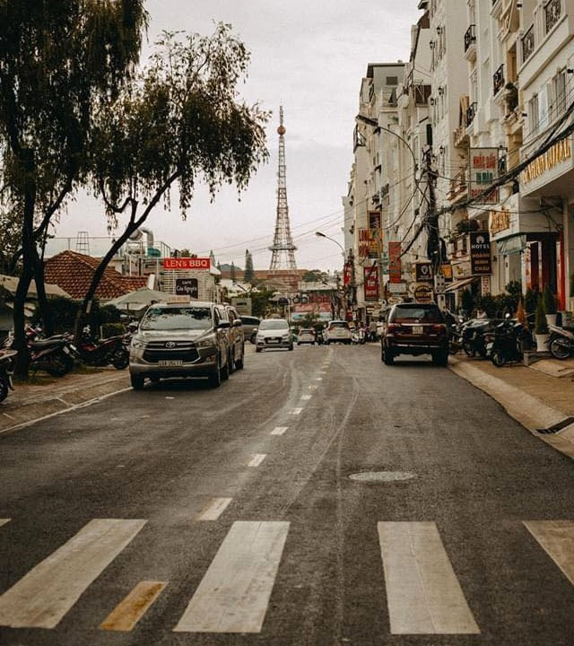 Mặt đường ướt sũng.