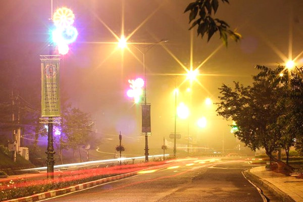 Thành phố ảm đạm trong mưa.