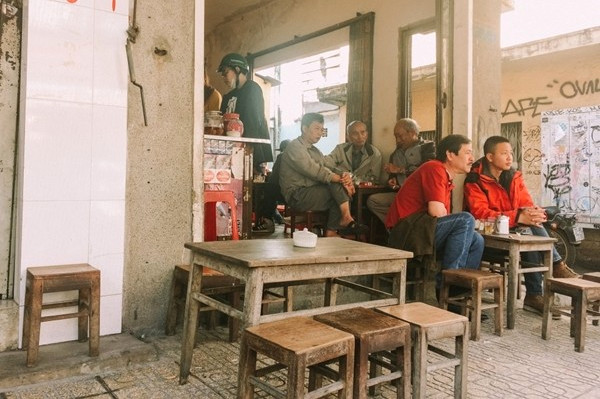 Cafe nhỏ ven đường hút khách hơn quán sang trọng.