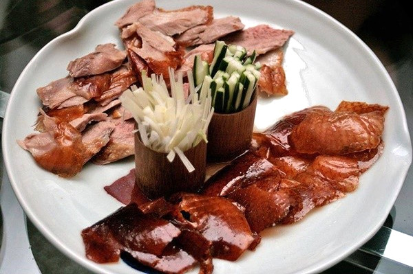 Lọc xương ngay tại bàn.