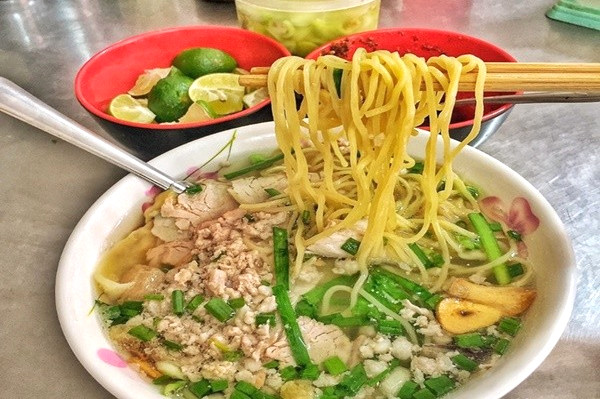 Mì ngập topping hấp dẫn