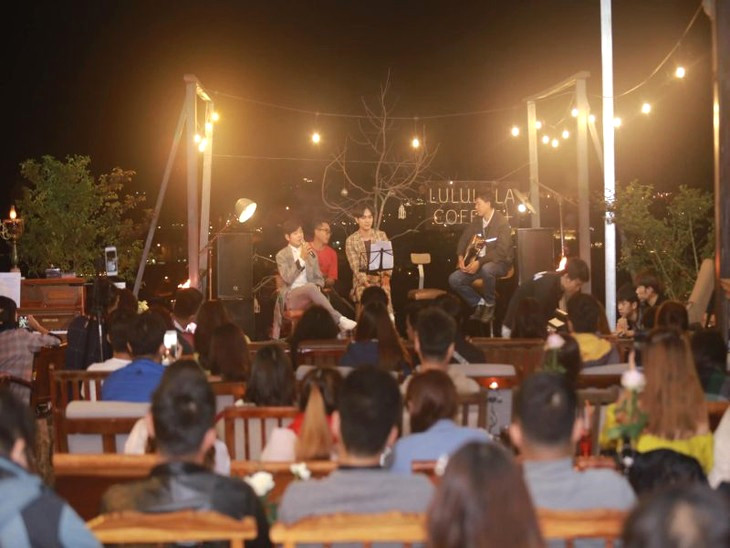 Nghe nhạc acoustic tại Lululola Coffee Đà Lạt.