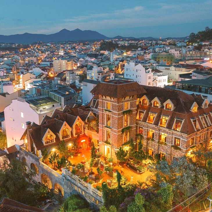 Khách sạn view đẹp gần chợ Đà Lạt