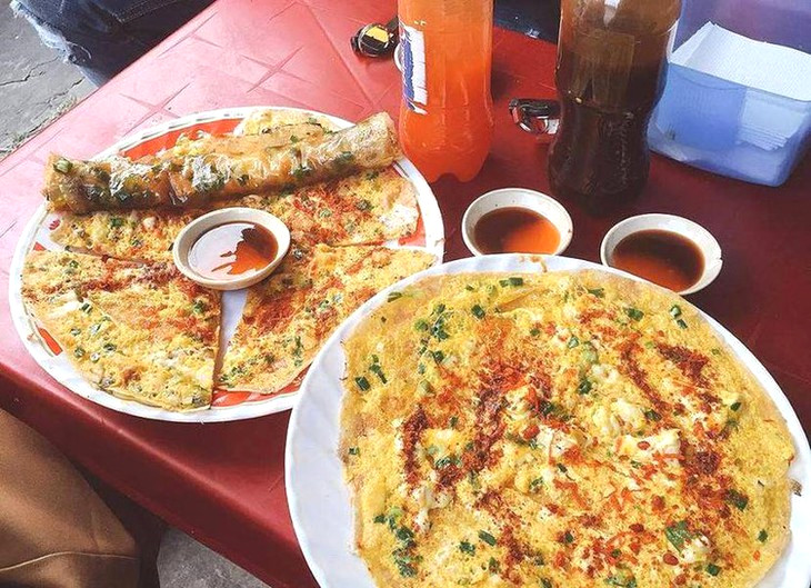 Bánh tráng nướng dì Đinh hot hit giới trẻ.