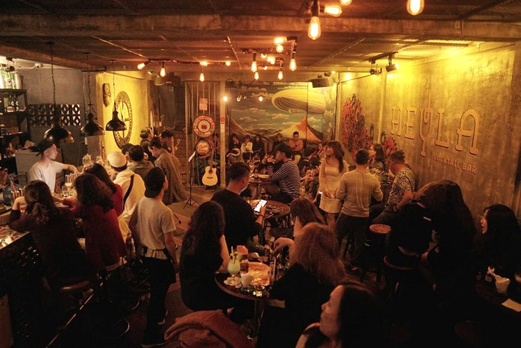 Bar chill Đà Lạt, cocktail, nhạc acoustic.