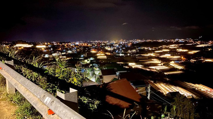 Ngam Da Lat Ve Dem O Xom Leo
