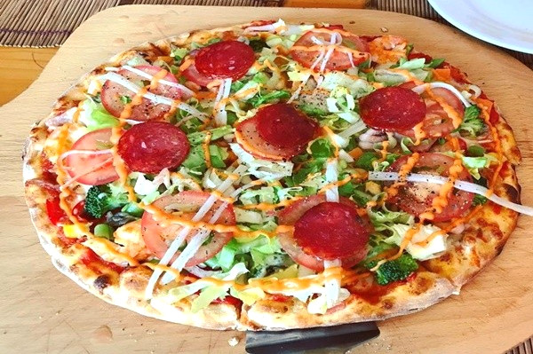 Bánh giòn phủ topping.