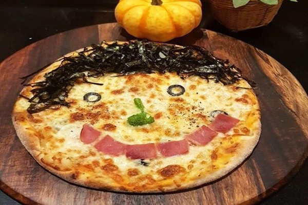 Bánh ở đây được nướng bằng lò củi