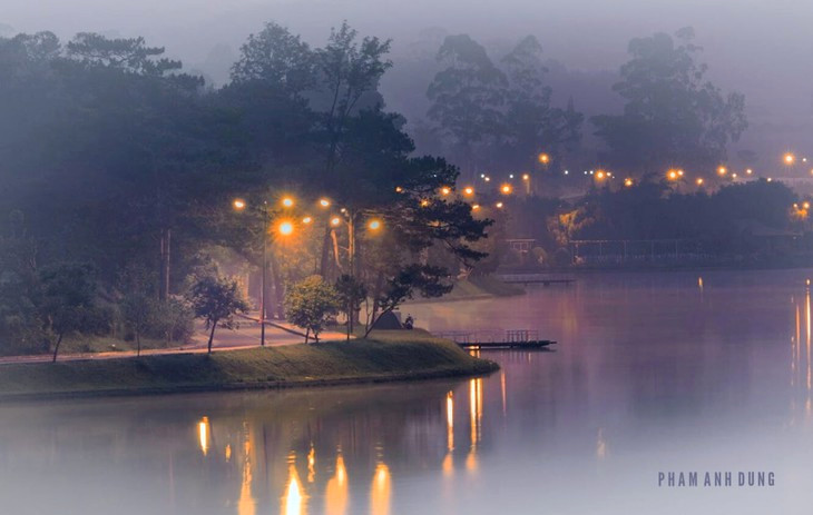Đà Lạt về đêm bên hồ xuân hương