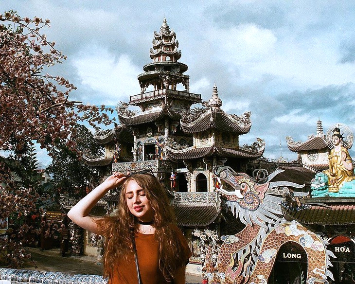 Du khách nước ngoài chùa Linh Phước