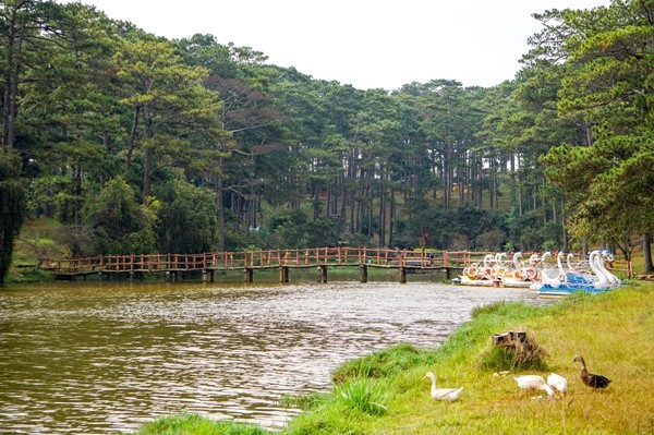 Hồ Than Thở thơ mộng.