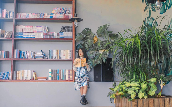 giá sách tại Nhà Lồng Coffee