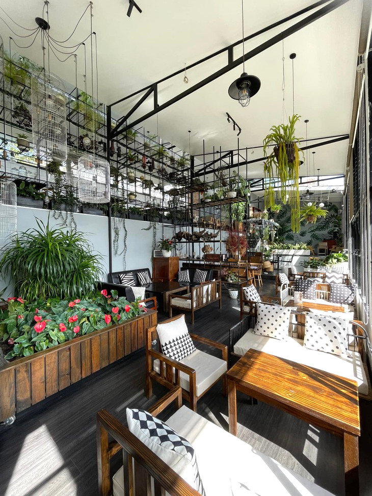 nội thất bên trong Nhà Lồng Coffee